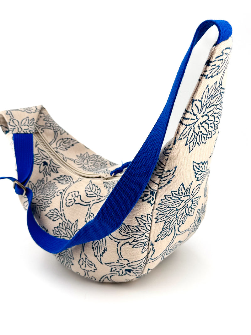 Sac "Moon bag" - motif "floral"/ bleu roi - tissu japonais peint à la main